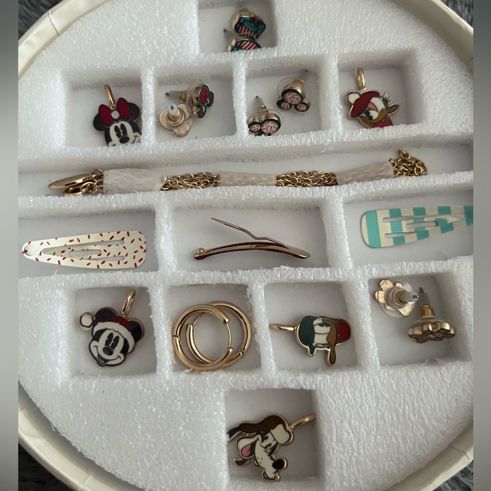 Brand New Disney Christmas Advent Calendar Jewelry Set